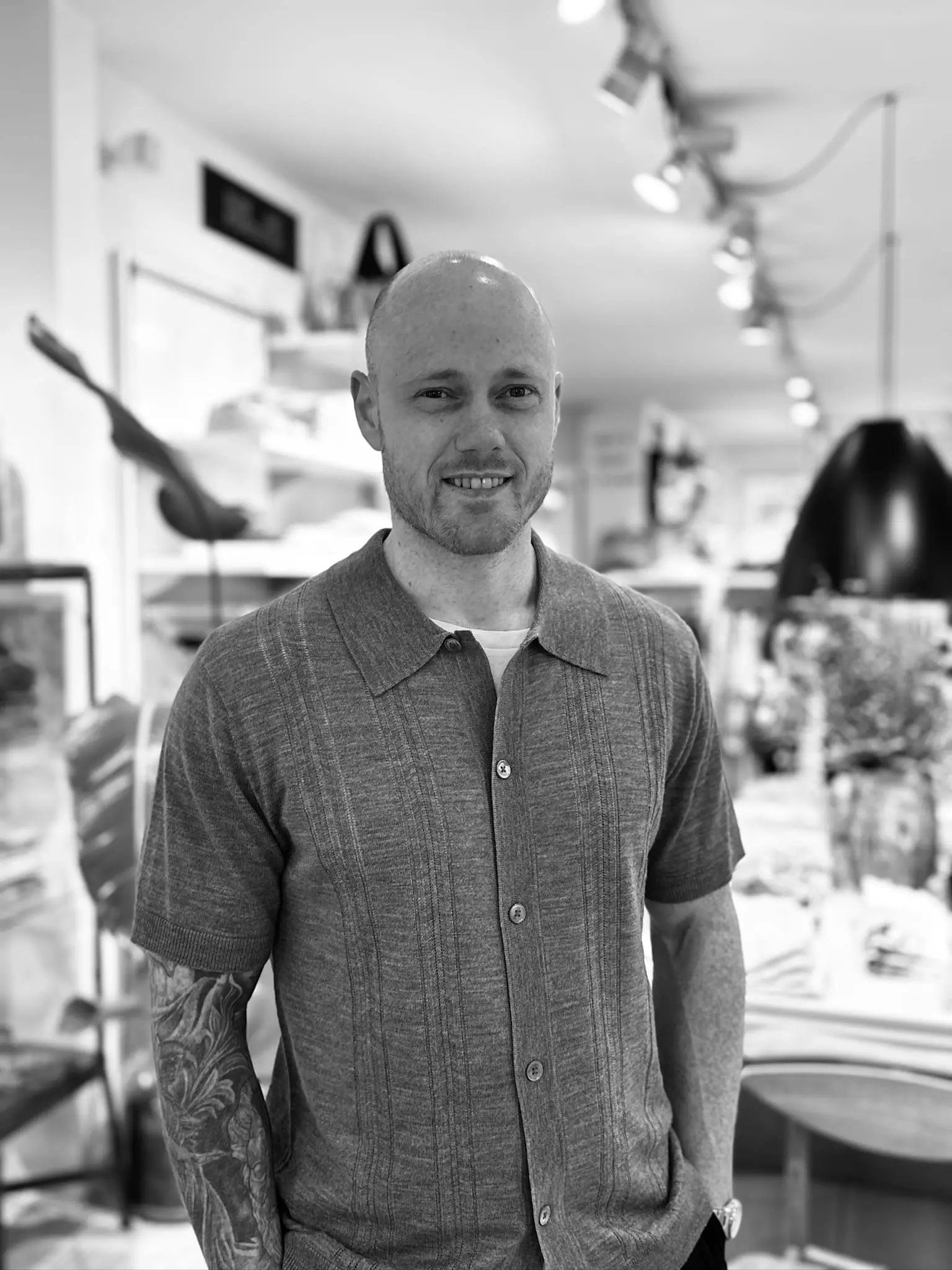 Portræt af mand med tatovering i grå knapskjorte i Hinges Hus.