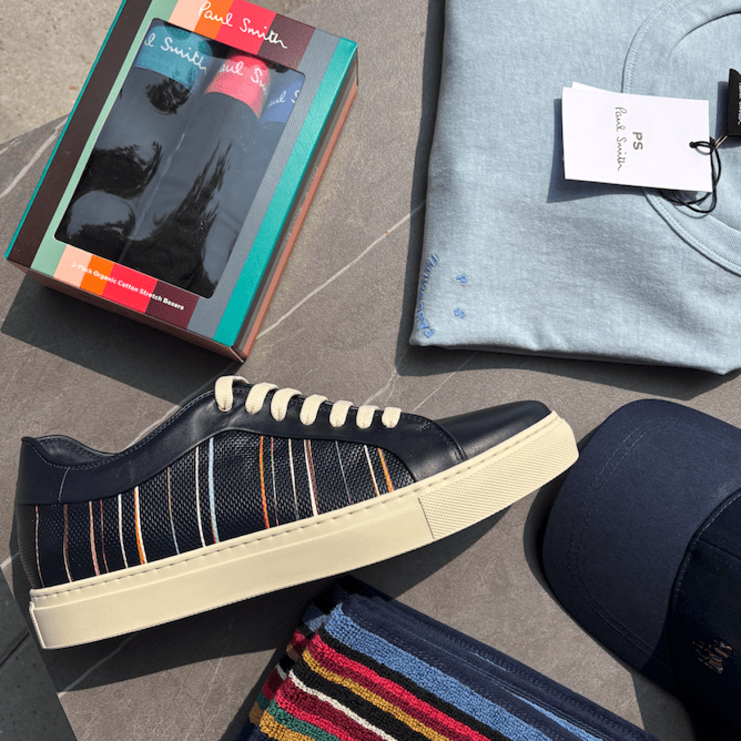 Billede viser boksershorts, t-shirt, sko, håndklæde og kasket fra Paul Smith.